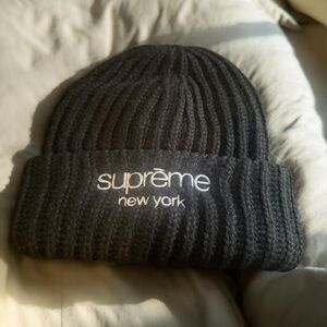 Supreme New York Embroidered Logo Ribbed Beanie - Black